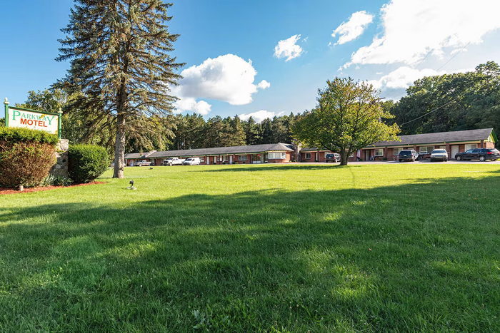 Parkway Motel - Real Estate Photos (newer photo)